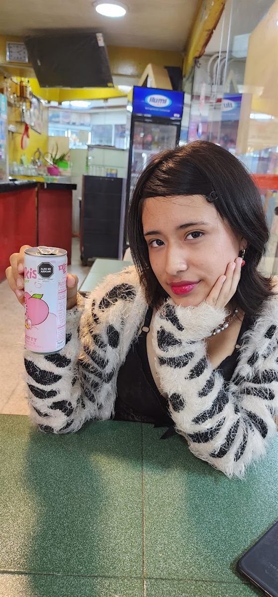 Gabi en un restaurante con una lata