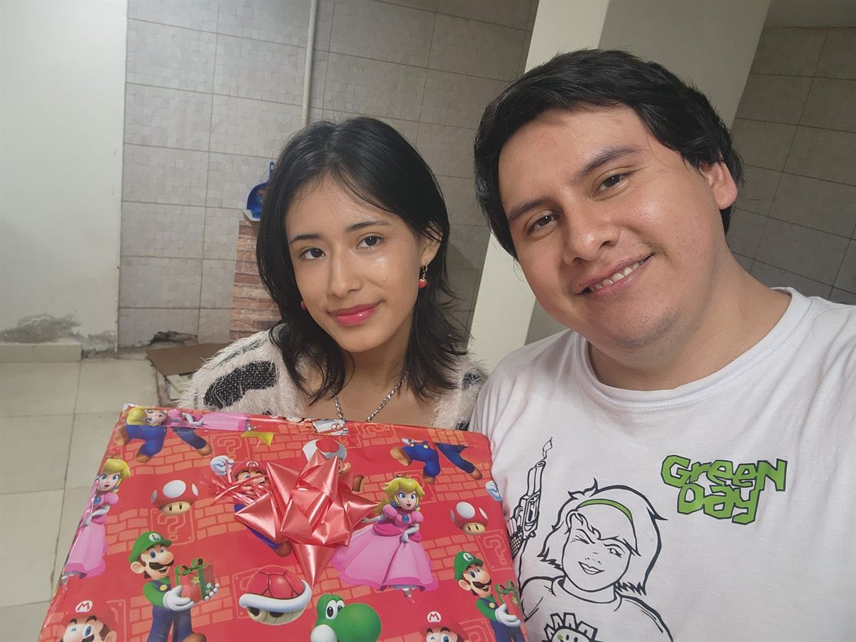 Los dos con un regalo en el pasillo de un edificio