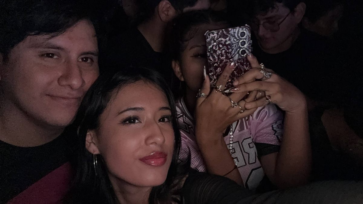 Los dos entre la multitud de un concierto