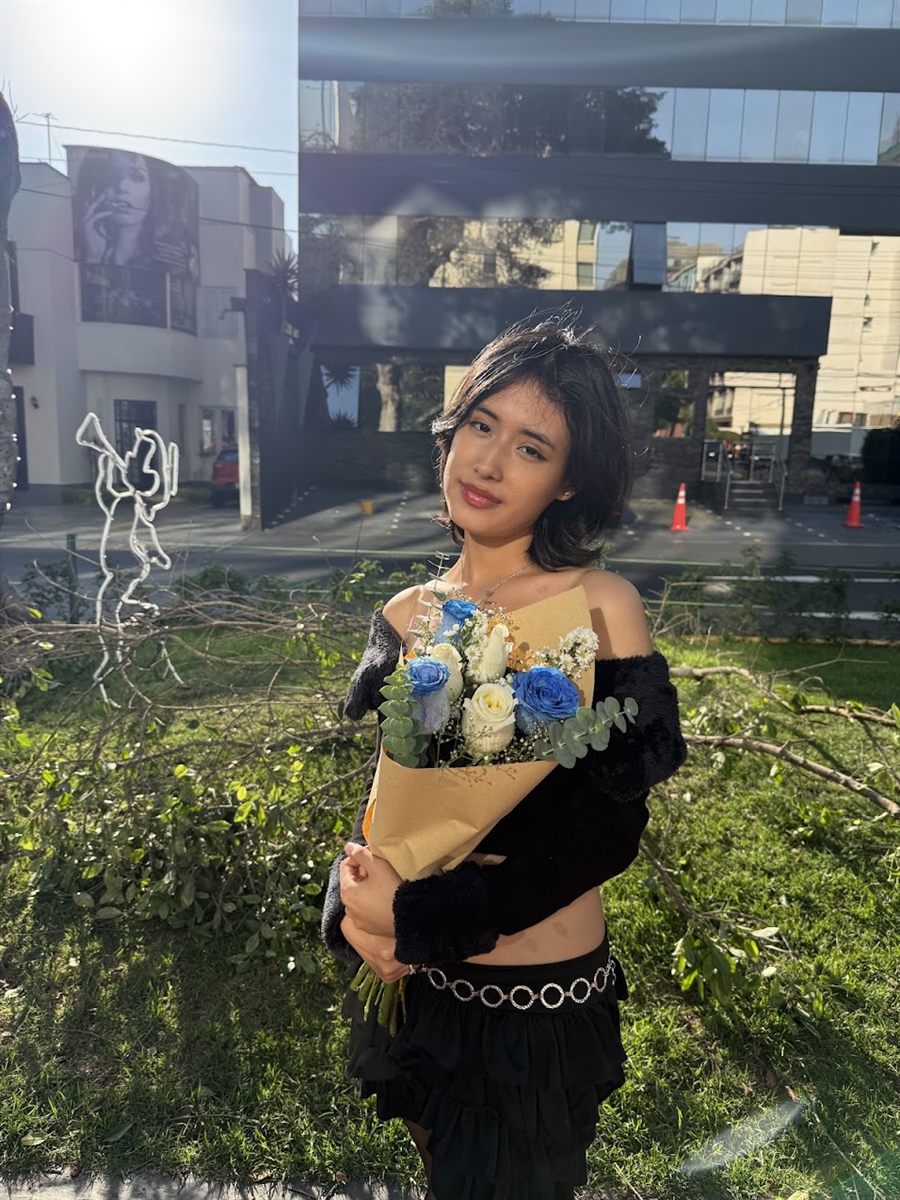 Gabi con un ramo de flores
