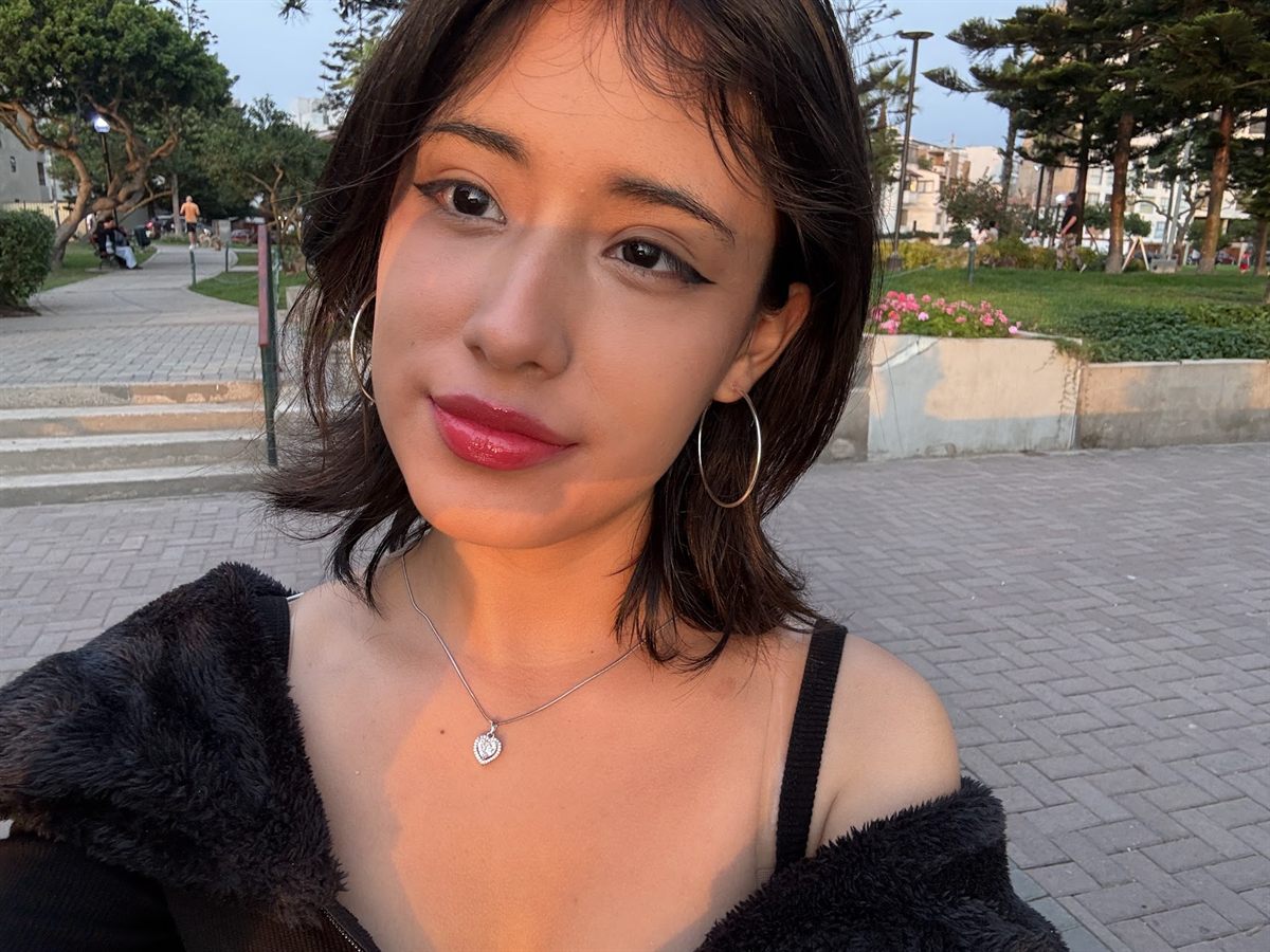 Retrato de Gabi en un parque al atardecer