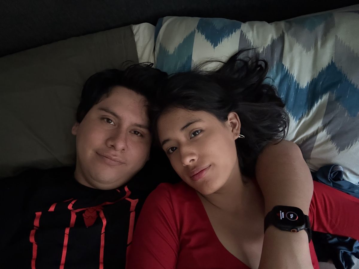 Los dos acostados en la cama
