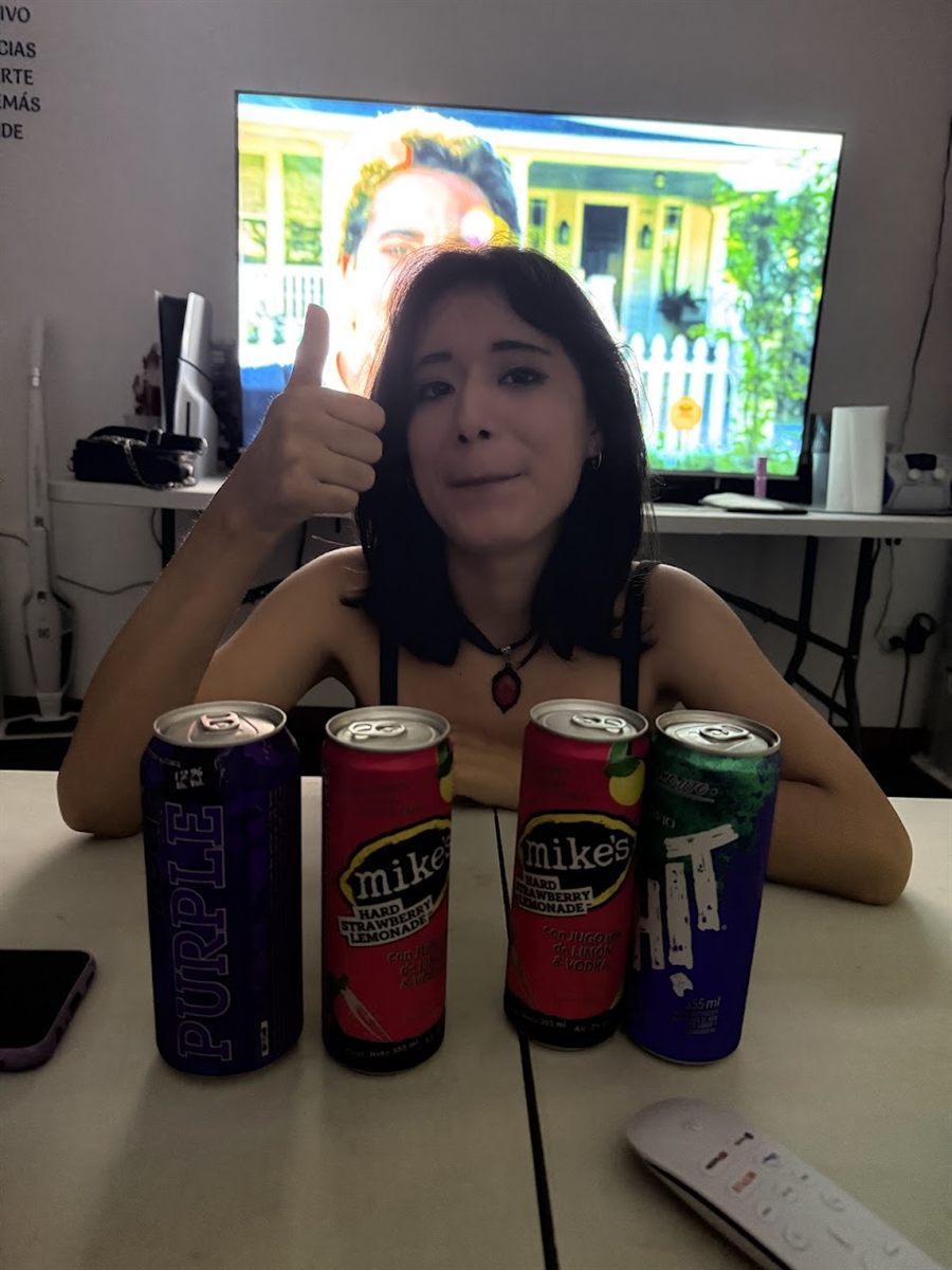 Gabi con el pulgar arriba y unas latas