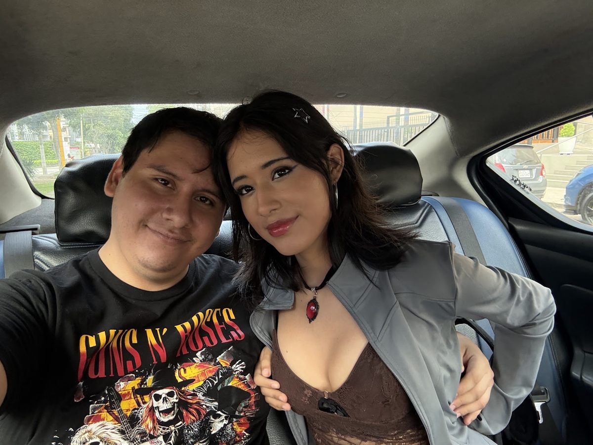 Los dos en el auto sonriendo