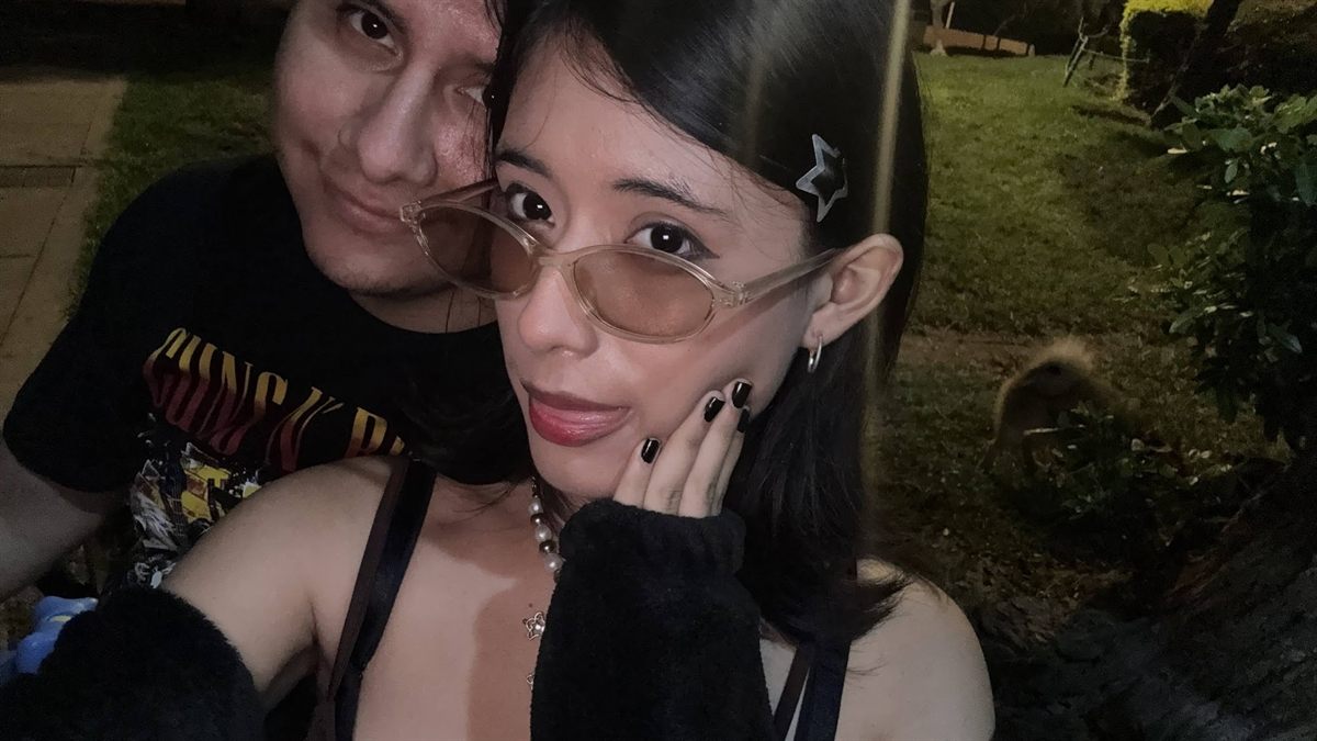 Los dos en un parque de noche