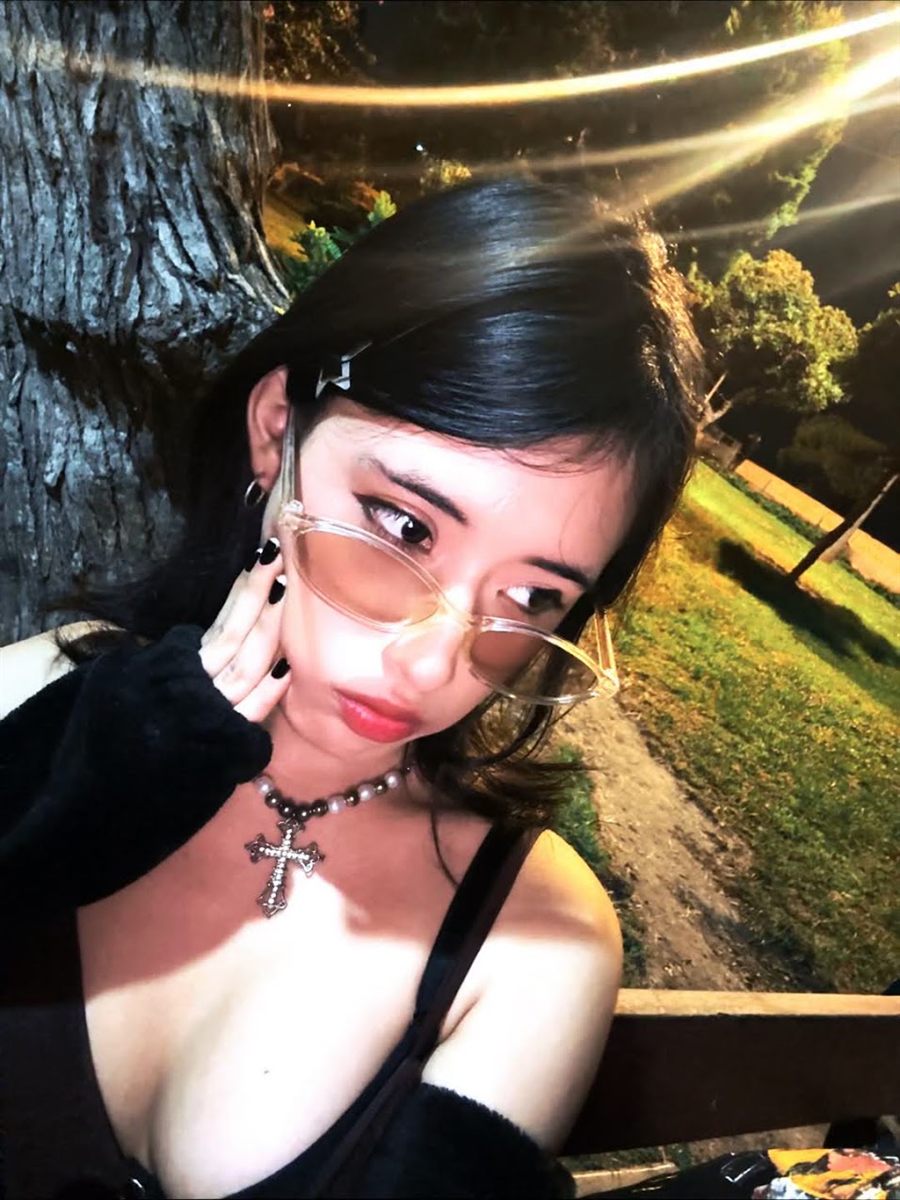 Gabi de noche en el parque con lentes