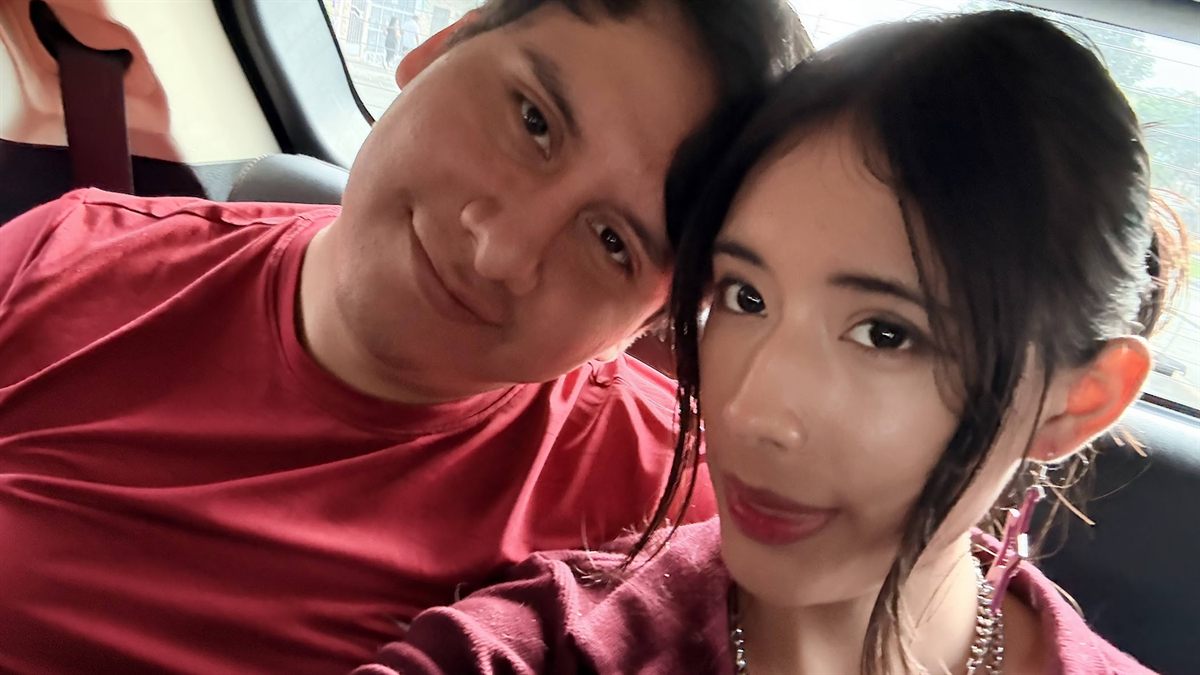 Los dos en el auto, cabeza con cabeza