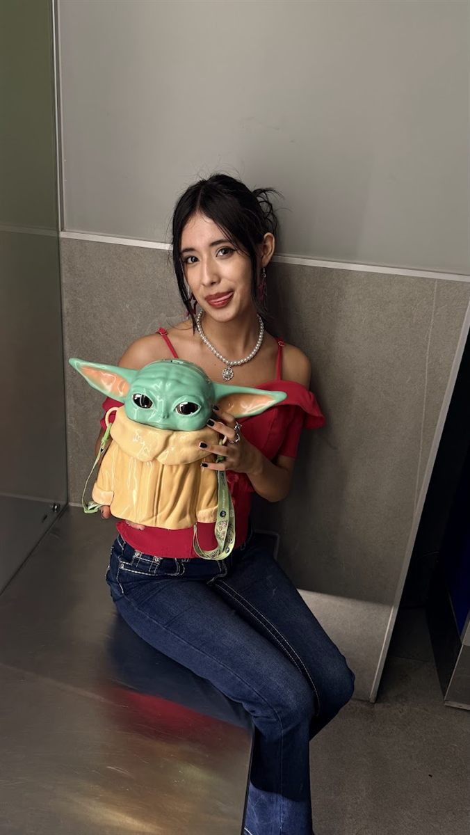 Gabi abrazando un peluche de Grogu