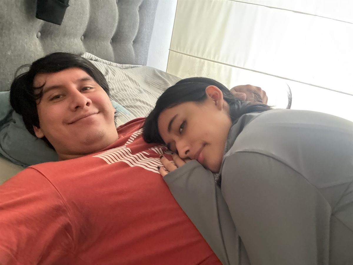 Gabi con la cabeza en el pecho de Abraham